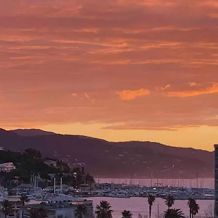 Vue Au Lavandou アパート