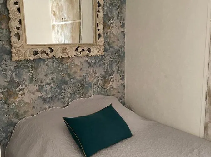 Vue Au Lavandou * לה לבאנדו