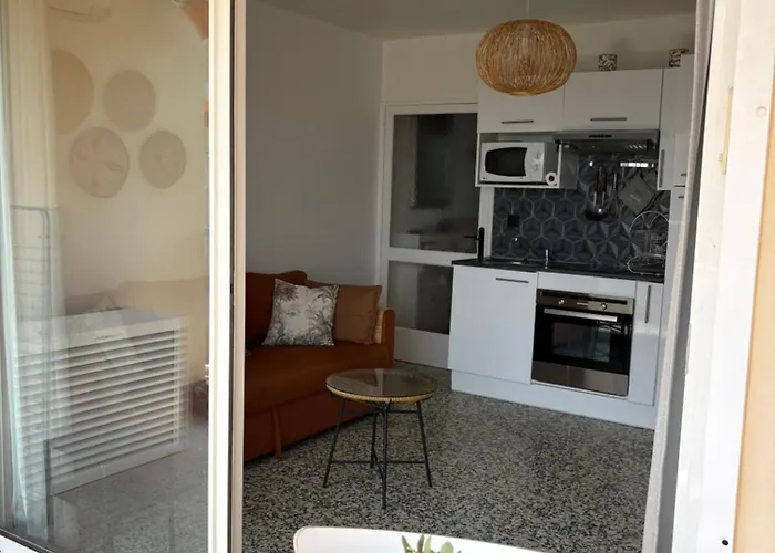 Vue Au Lavandou * לה לבאנדו